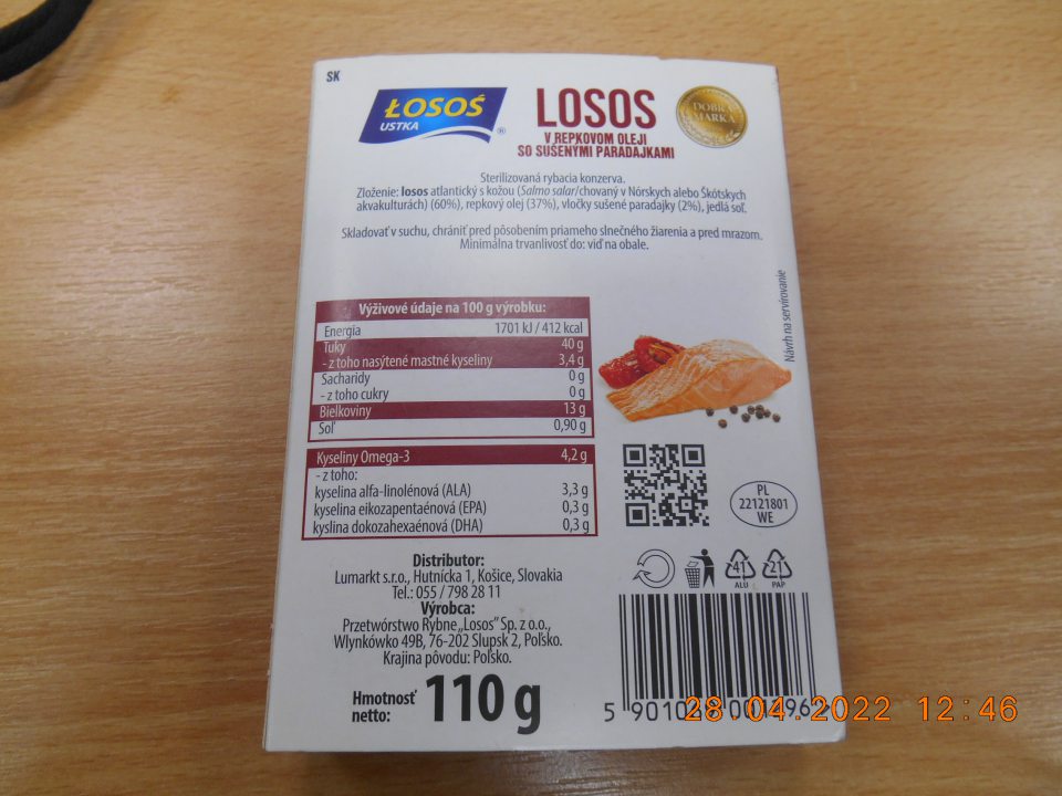 Na obale výrobku „LOSOS v repkovom oleji so sušenými paradajkami“ je nesprávnym spôsobom uvedený údaj o dátume minimálnej trvanlivosti. Na obale uvedené: „Minimálna trvanlivosť do: 12.2024“. Správny spôsob tohto údaja pri uvedení mesiaca a roka má byť: „Minimálna trvanlivosť do konca: 12.2024“.