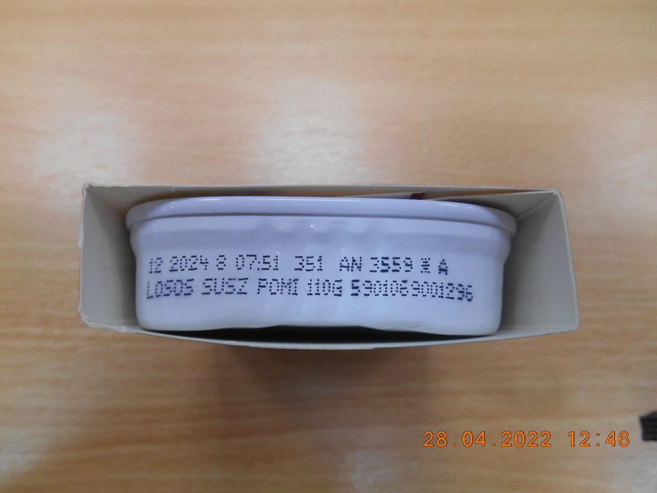 Na obale výrobku „LOSOS v repkovom oleji so sušenými paradajkami“ je nesprávnym spôsobom uvedený údaj o dátume minimálnej trvanlivosti. Na obale uvedené: „Minimálna trvanlivosť do: 12.2024“. Správny spôsob tohto údaja pri uvedení mesiaca a roka má byť: „Minimálna trvanlivosť do konca: 12.2024“.