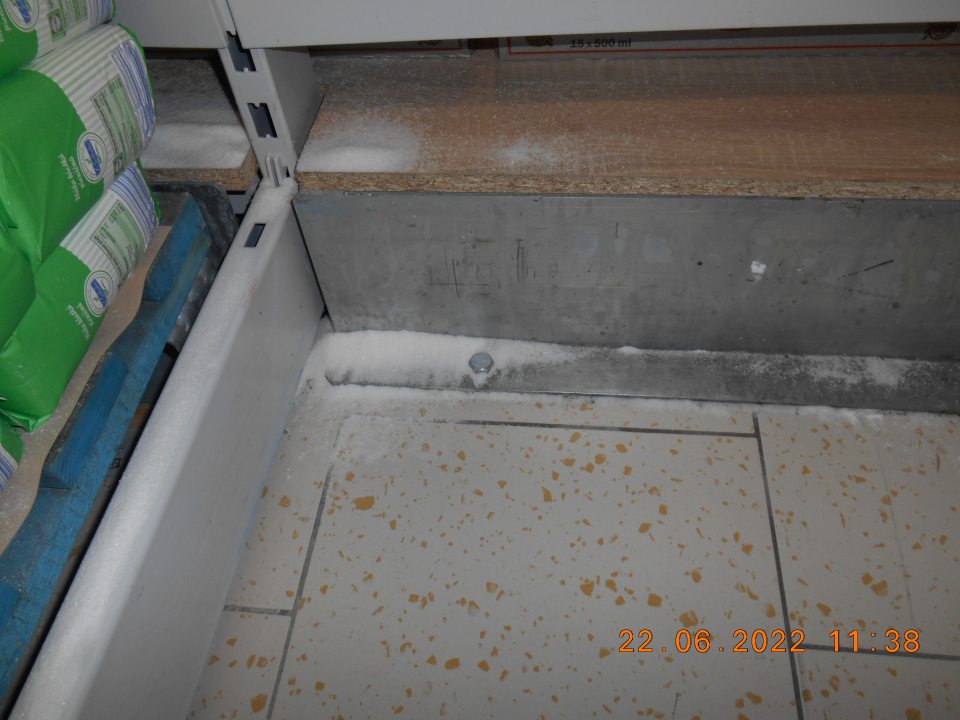 Znečistená podlaha v predajnej časti prevádzky rozsypaným tovarom.