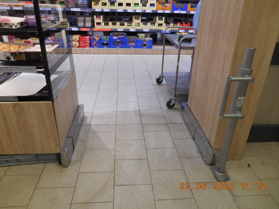 Znečistená podlaha v priestore vstupu do časti prevádzkarne – pekáreň.  