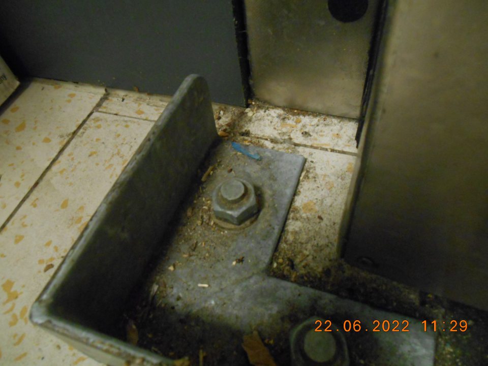 Značne znečistená podlaha v časti prevádzkarne – pekáreň pri dverách do mraziarenského boxu na uloženie mrazených pekárskych polotovarov – dopek.  