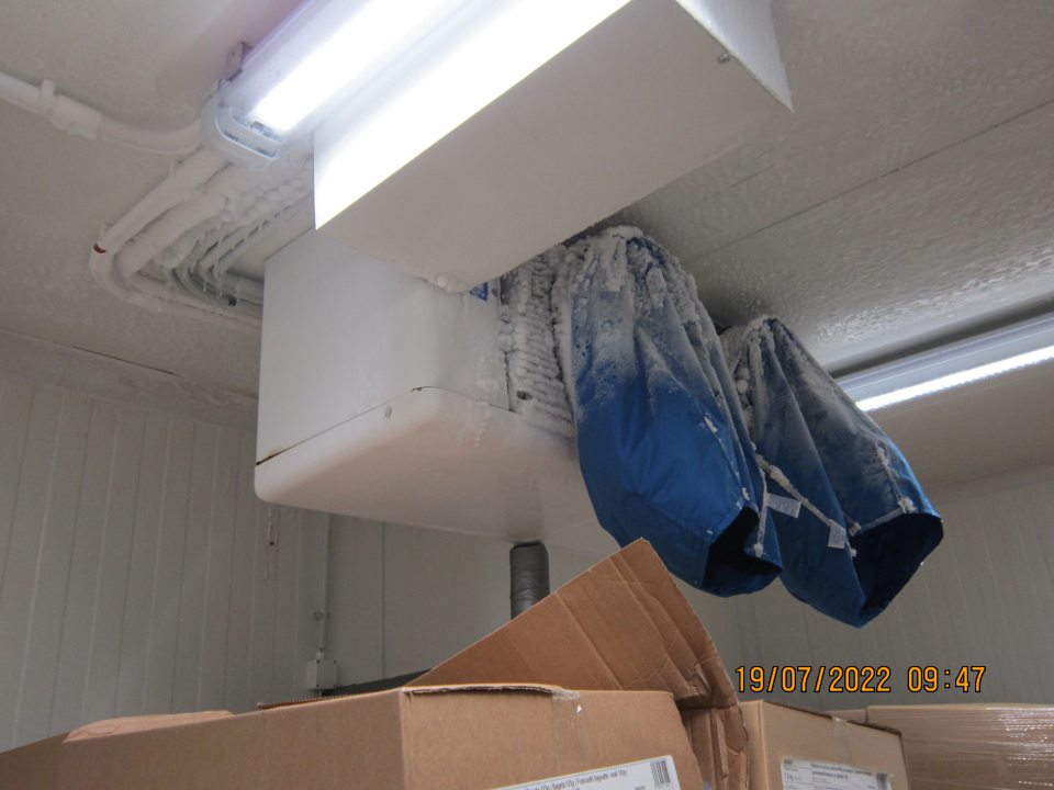 Nadmerná námraza zistená na mraziacej jednotke v mraziacom boxe TIKO v skladovacej časti prevádzky, pod ktorou sú uložené kartónové krabice s mrazenými pekárskymi výrobkami – dopek.