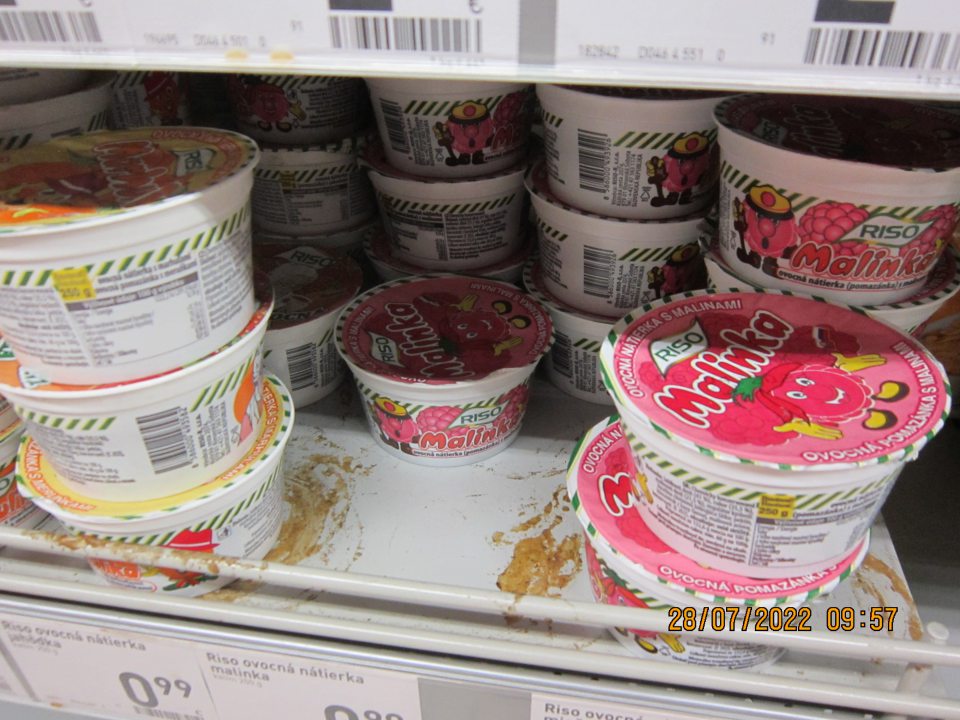 Znečistené regále na predajnej  ploche na uchovávanie džemov –  zaschnuté nečistoty z vytečeného obsahu z daných výrobkov. 