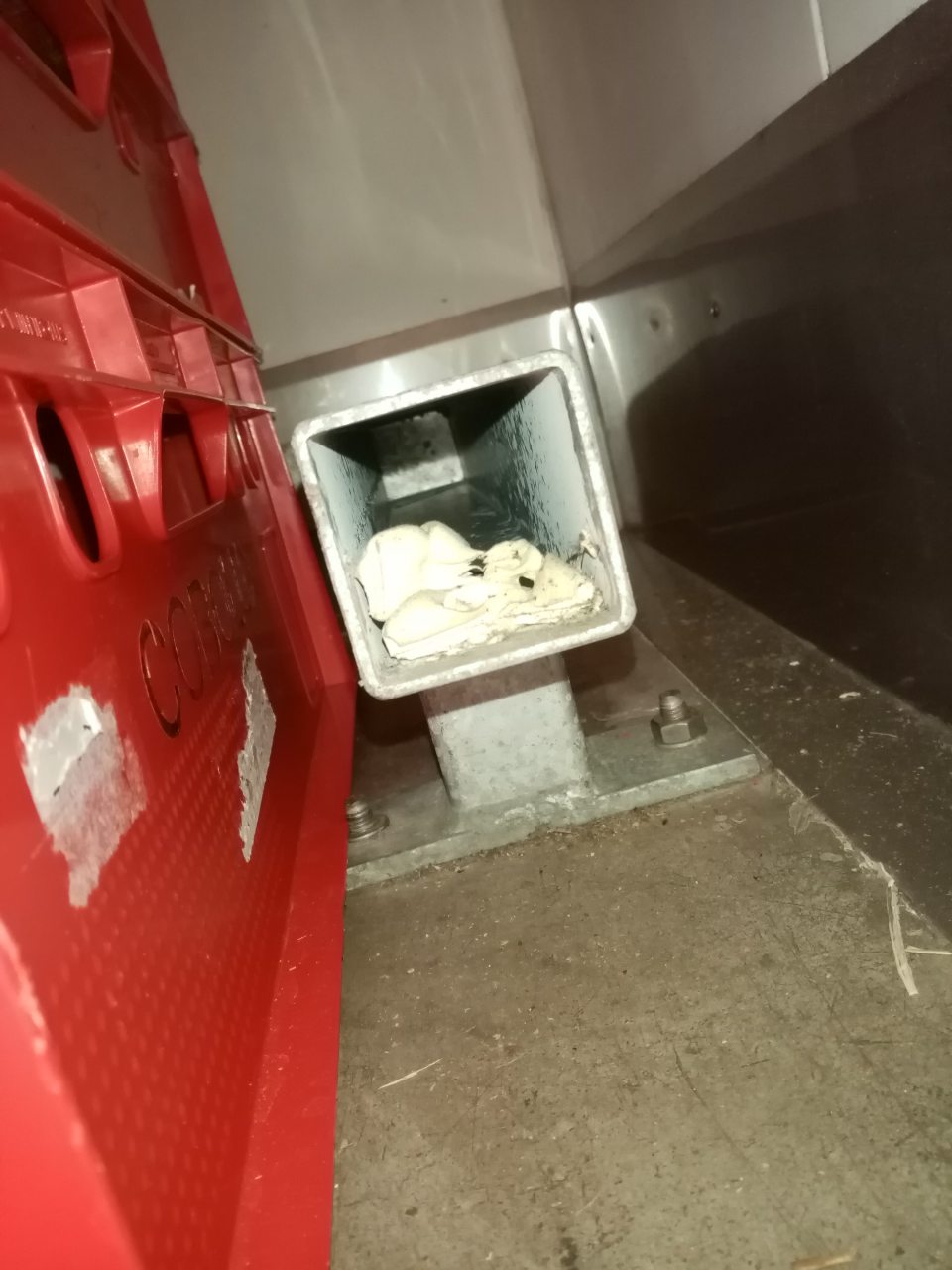 Nevyhovujúci stav podlahy v zázemí predajne, na viacerých miestach špinavá.