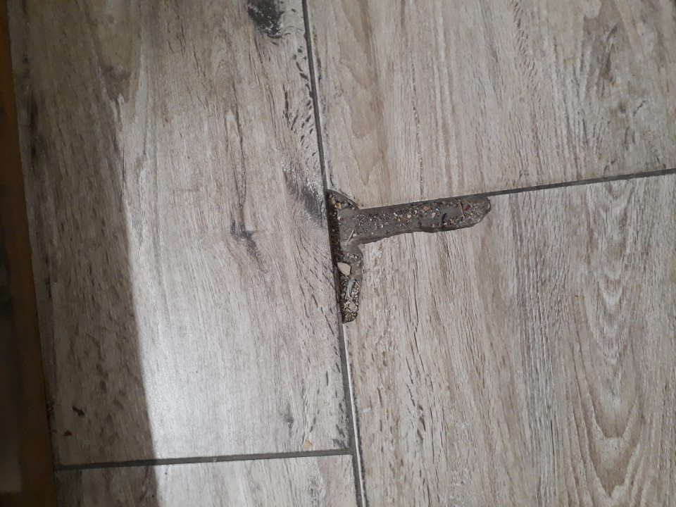 Porušená miestne celistvosť podlahy pred príjmovými dverami