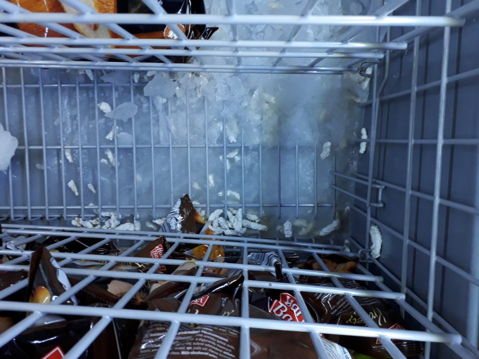 Nevyhovujúci hygienický stav mraziaceho zariadenia na predajnej ploche, v ktorom boli v čase kontroly ponúkané na predaj polotovary - zvyšky rozbalených výrobkov, ľad.