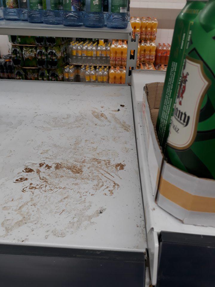 Nevyhovujúci hygienický stav regálov na predajnej ploche slúžiacich na uchovávanie nealkoholických nápojov, piva v plechovkách - regály znečistené potečením obsahom nápojov.
