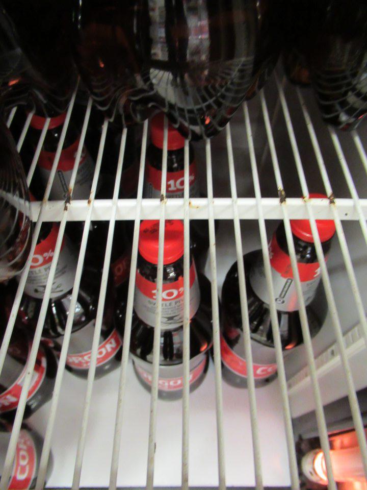 Nevyhovujúci hygienický stav mriežok v chladiacom zariadení na pivo (porušená povrchová úprava, počiatočná korózia).