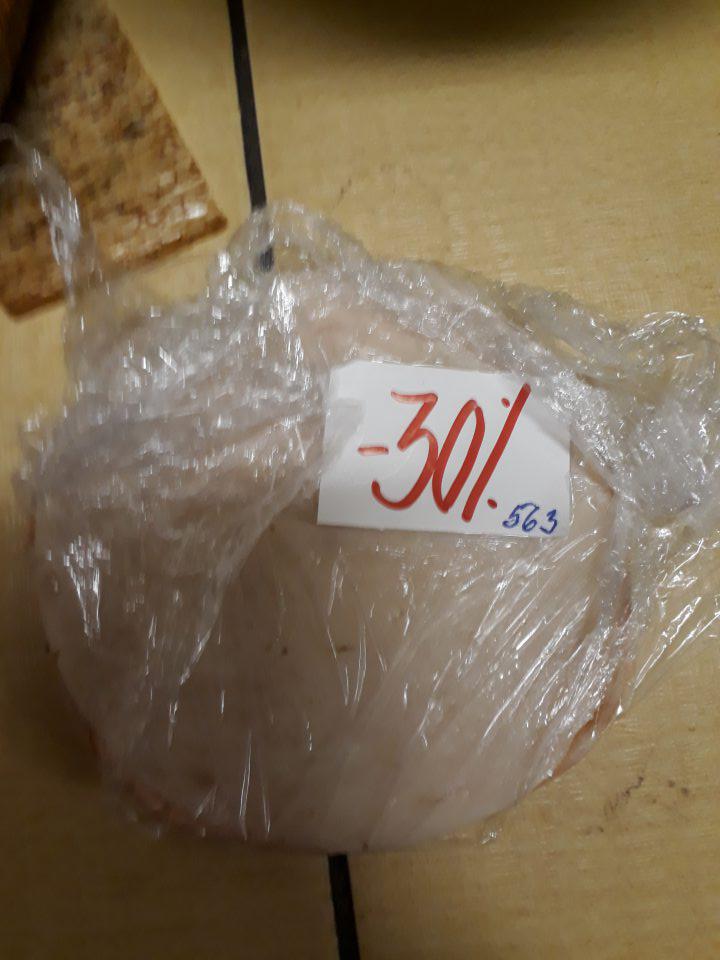 V čase kontroly sa v ponuke predaja v mäsovom obslužnom pulte nachádzali mäsové výrobky so zmenenými senzorickými vlastnosťami cudzia vôňa, nepríjemná nakyslá, typická pre kaziace sa mäso.