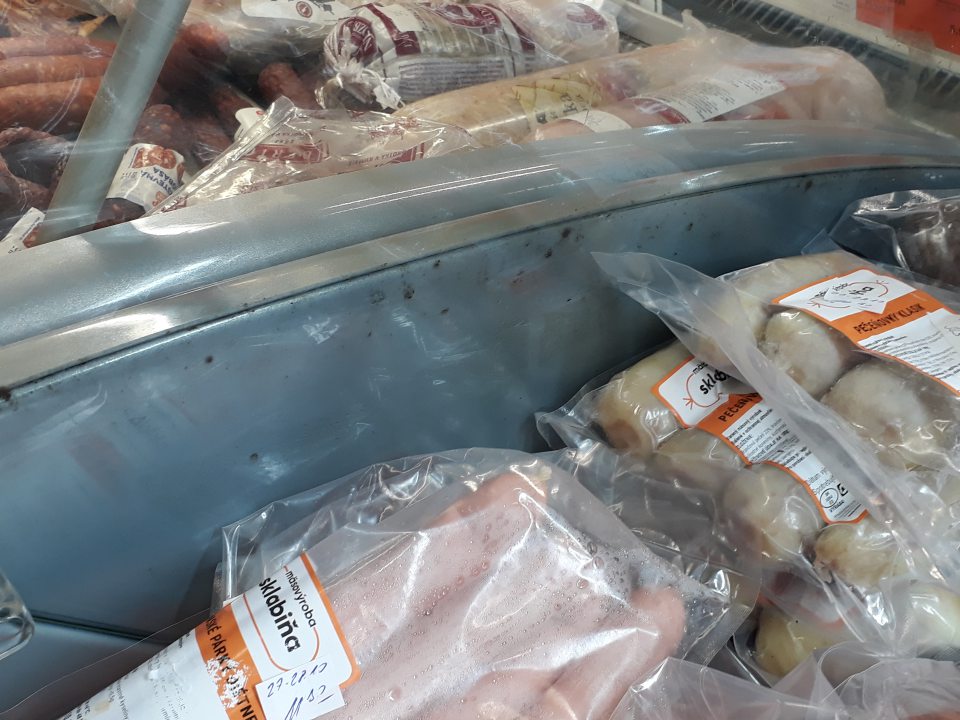 nevyhovujúci hygienický stav mäsovej obslužnej vitríny nachádzajúcej sa na predajnej ploche- plesni podobné znečistenie na ťažko dostupných miestach