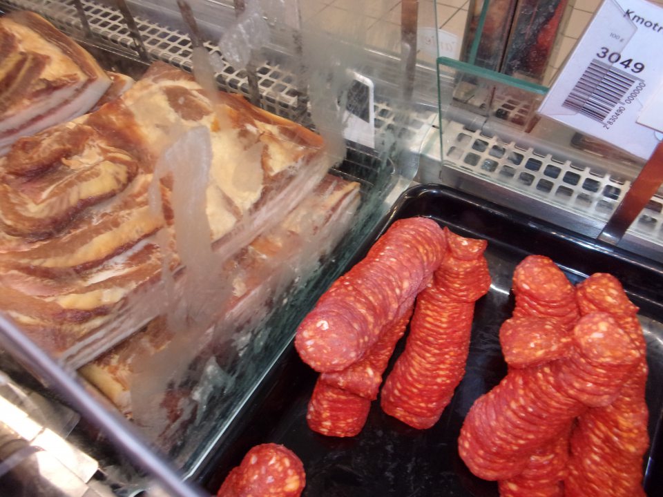 Nevyhovujúci hygienický stav mäsového obslužného pultu na predajnej ploche -  znečistenie mastnotou a zvyškami po výrobkoch deliacej priehradky medzi slaninou a mäsovými výrobkami.