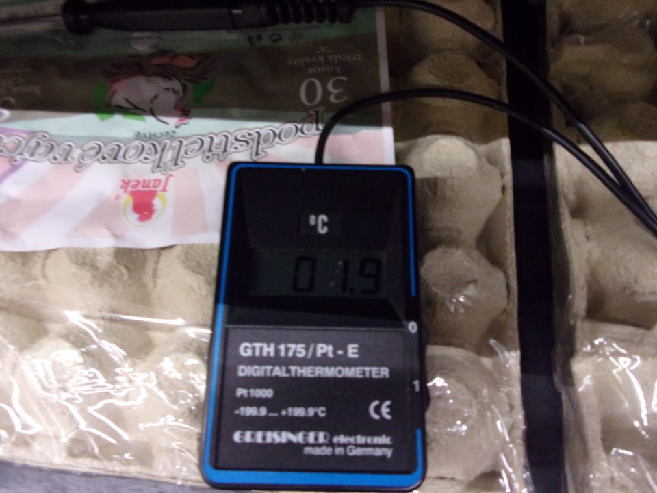 Nevyhovujúe teplotné podmienky uchovávania slepačích vajec: Podstielkové vajcia čerstvé hm. tr. S, 30 kusov, Výrobca JANEK s.r.o., Dolný Moštenec, na etikete výrobku uvedené: Skladujte pri teplote od +5°C do +18°C, v chladiacom zariadení v čase kontroly  nameraná teploty: +1,4°C o 08:15 hod., 