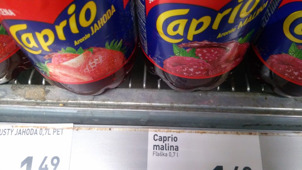 Znečistený regál na nealko nápoje na predajnej ploche.