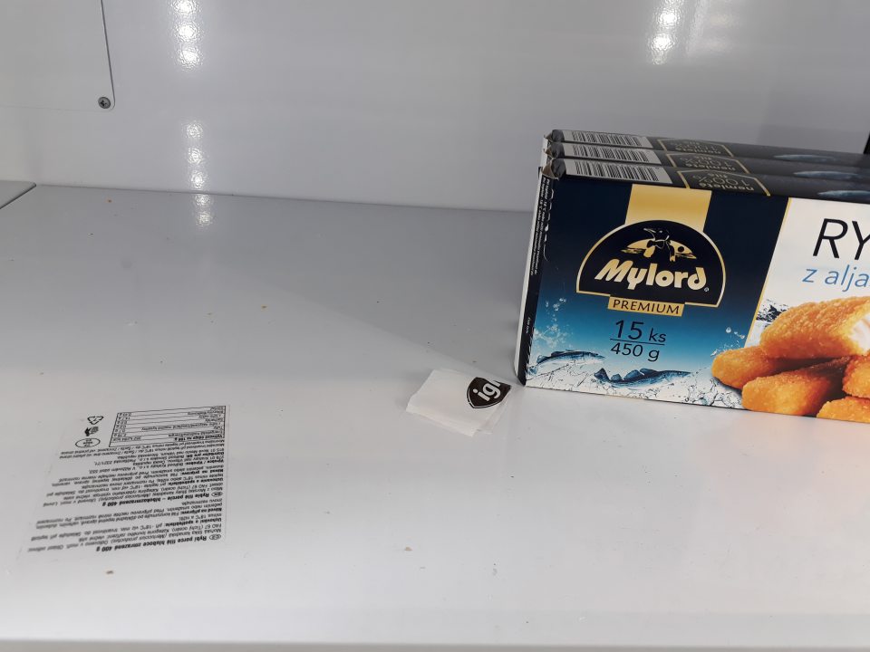 Nevyhovujúci hygienický stav mraziaceho zariadenia na predajnej ploche určeného na uchovávanie produktov rybolovu - zvyšky po polepení etikiet na dne skriňového mraziaceho zariadenia.