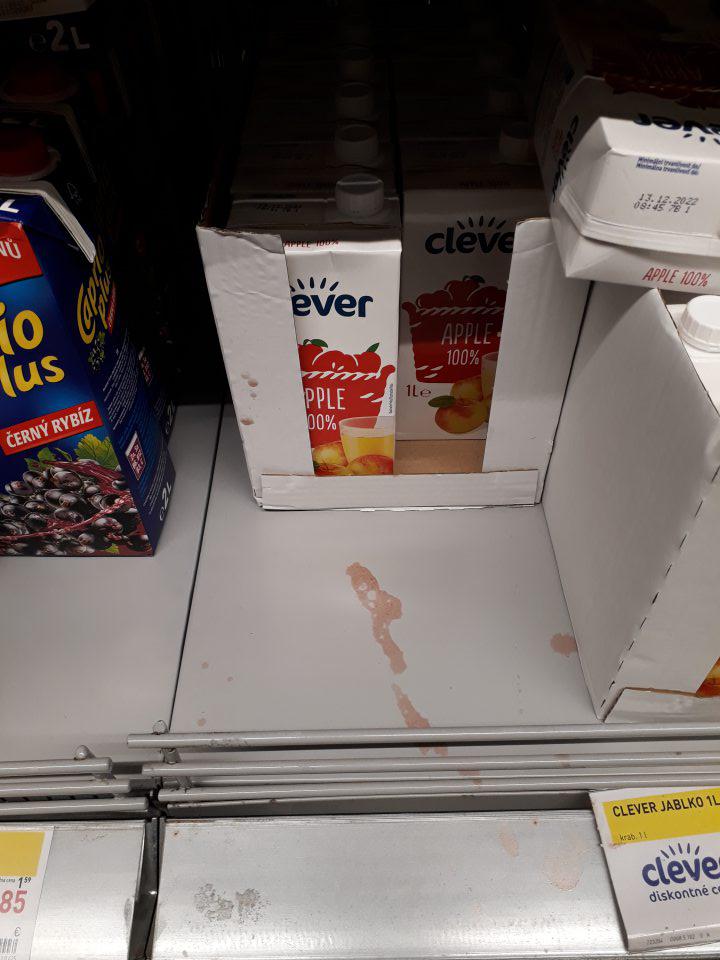 Nevyhovujúci hygienický stav regálov na predajnej ploche slúžiacich na uchovávanie nápojov - regály znečistené obsahom po potečení výrobkov.