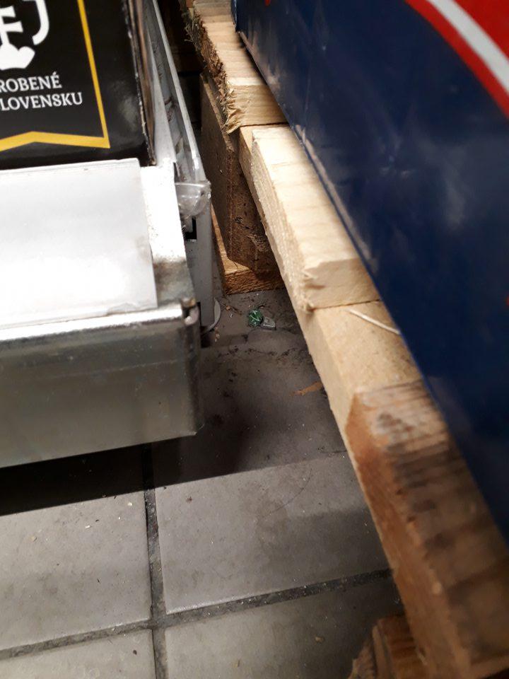 Nevyhovujúci hygienický stav podlahy na predajnej ploche na ťažko dostupných miestach.