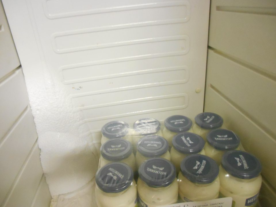 V ľavom rohu pozdĺž polovice výšky chladničky hrubá vrstva namrznutého ľadového povlaku o hrúbke cca 10cm.