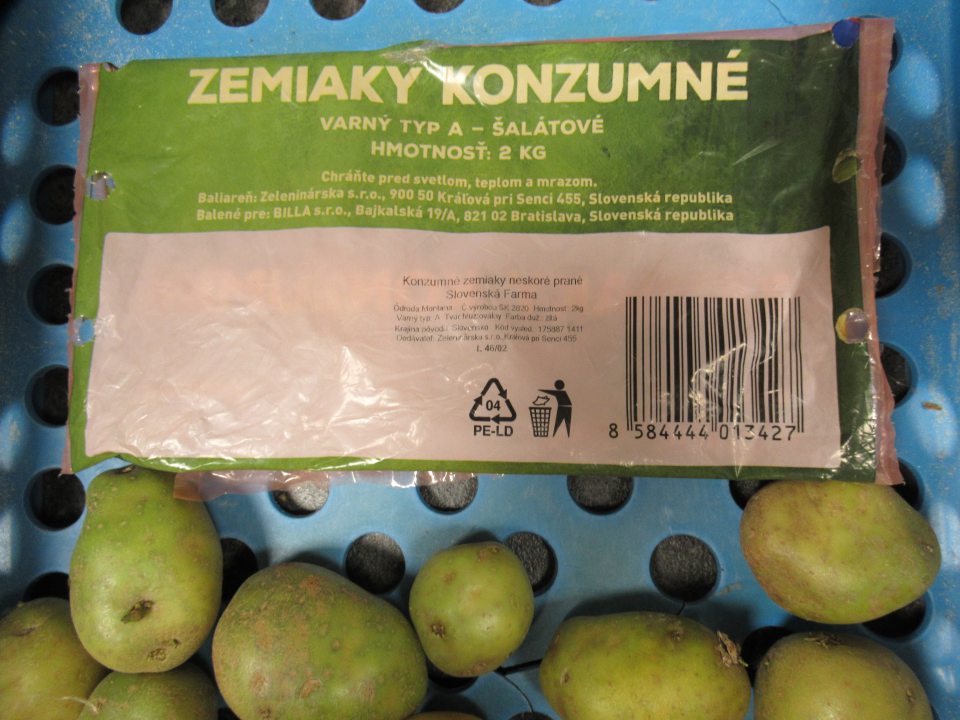 Zemiaky s celopovrchovým zeleným sfarbením. 