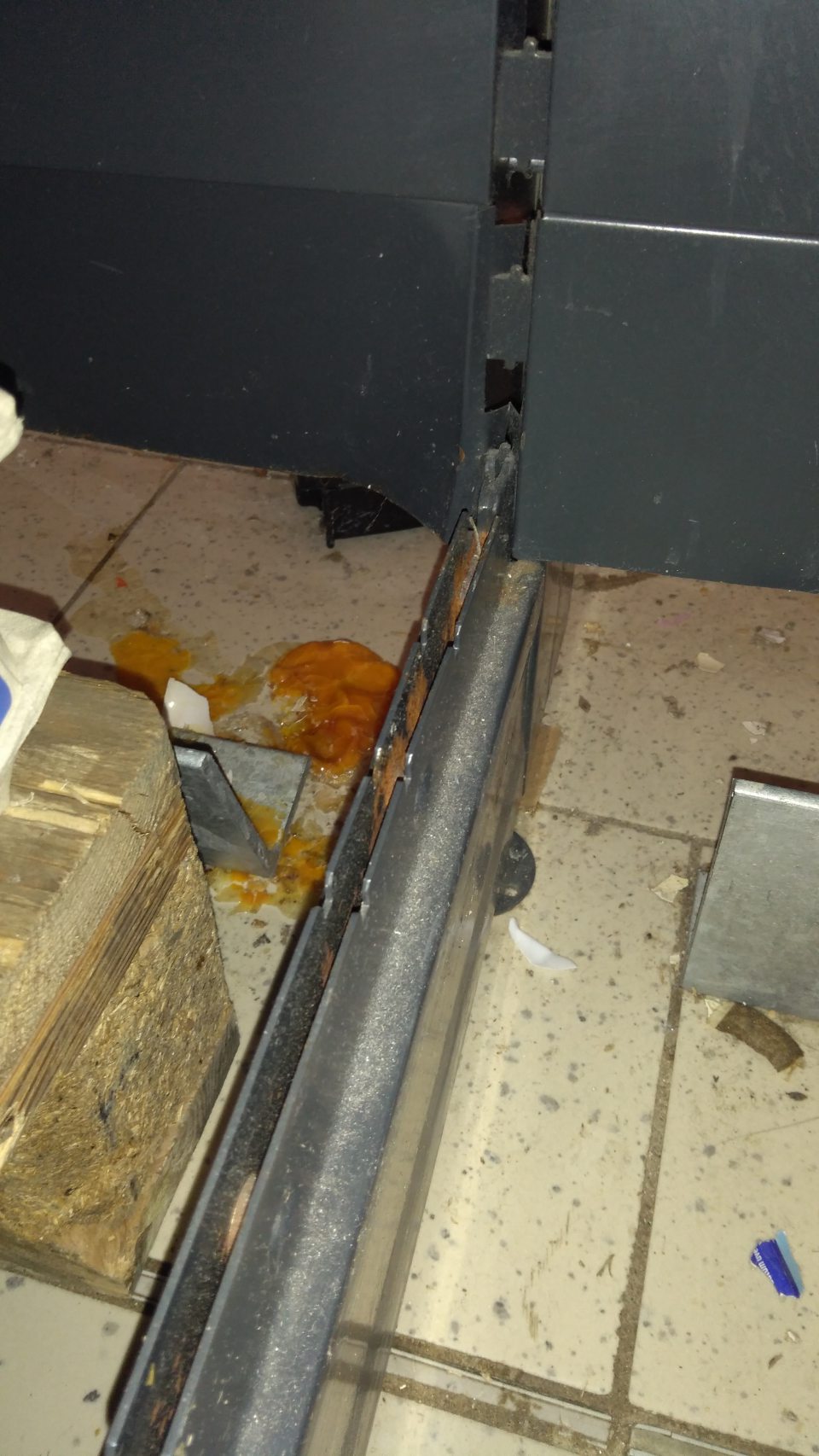 Nevyhovujúci hygienický stav podlahy na predajnej ploche za regálom, na ktorom boli v čase kontroly umiestnené vajcia - zvyšky po rozbití vajec, mechanické nečistoty, zvyšky po obalovom materiáli.