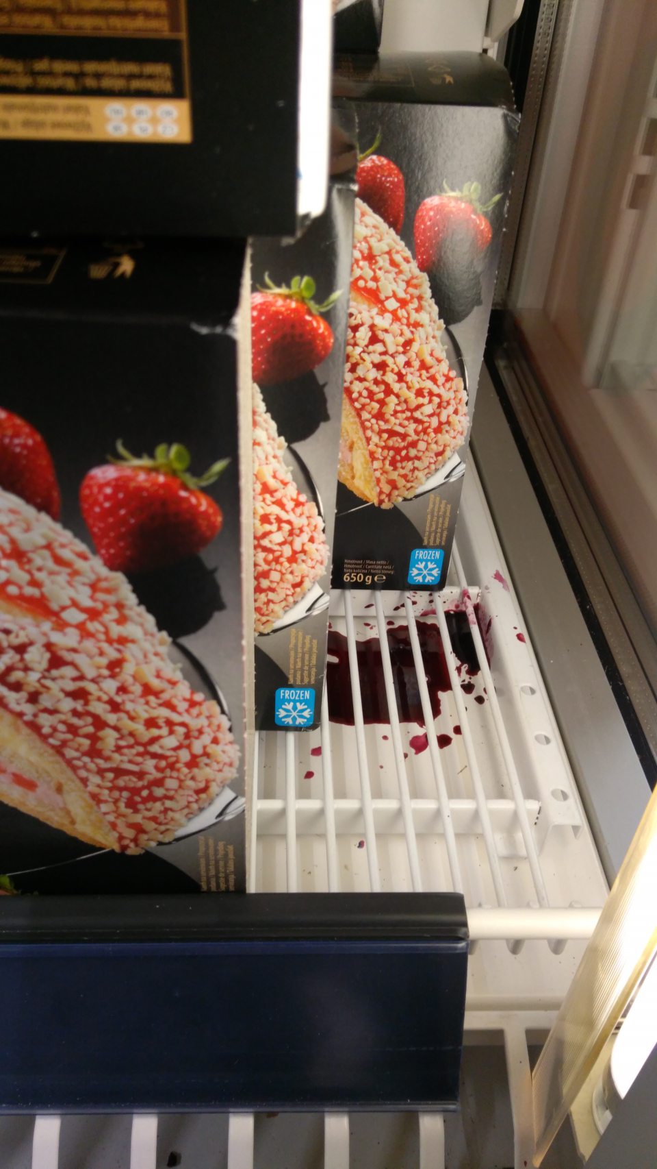 Nevyhovujúci hygienický stav mraziaceho zariadenia na predajnej ploche, v ktorom boli v čase kontroly ponúkané na predaj hlbokozmrazené cukrárske výrobky - zvyšky po obsahu výrobkov na regáli mraziaceho zariadenia.