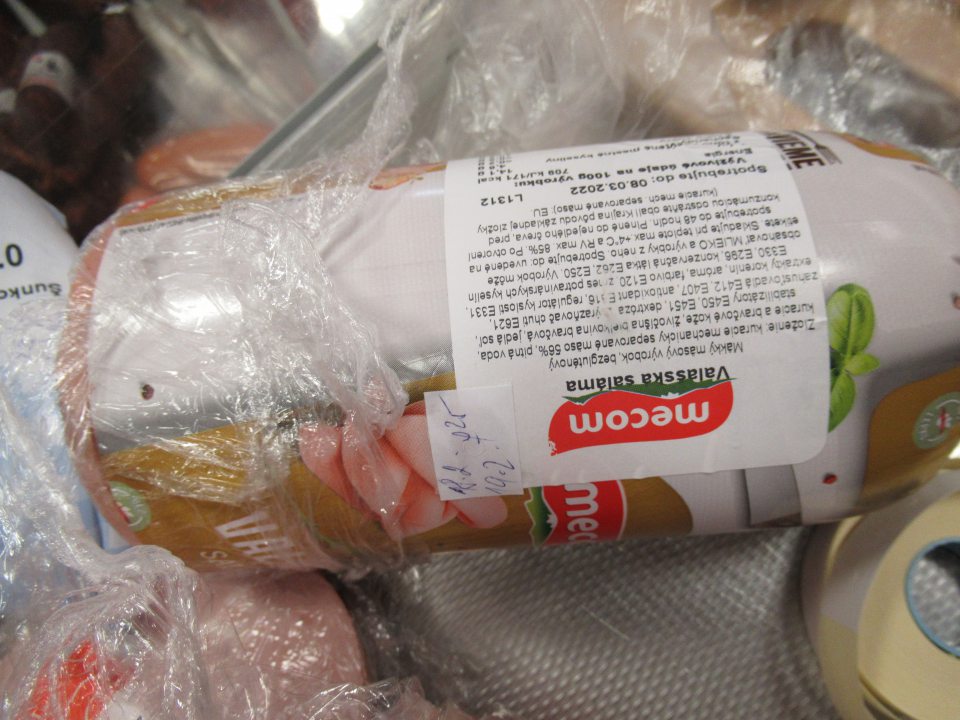 V ponuke predaja sa nachádzali mäsové výrobky po uplynutí dátumu primeraného skrátenia DS. Výrobky mali označenie primeraným skrátením dátumom spotreby do 19.02.2022 dňa 22.02.2022.