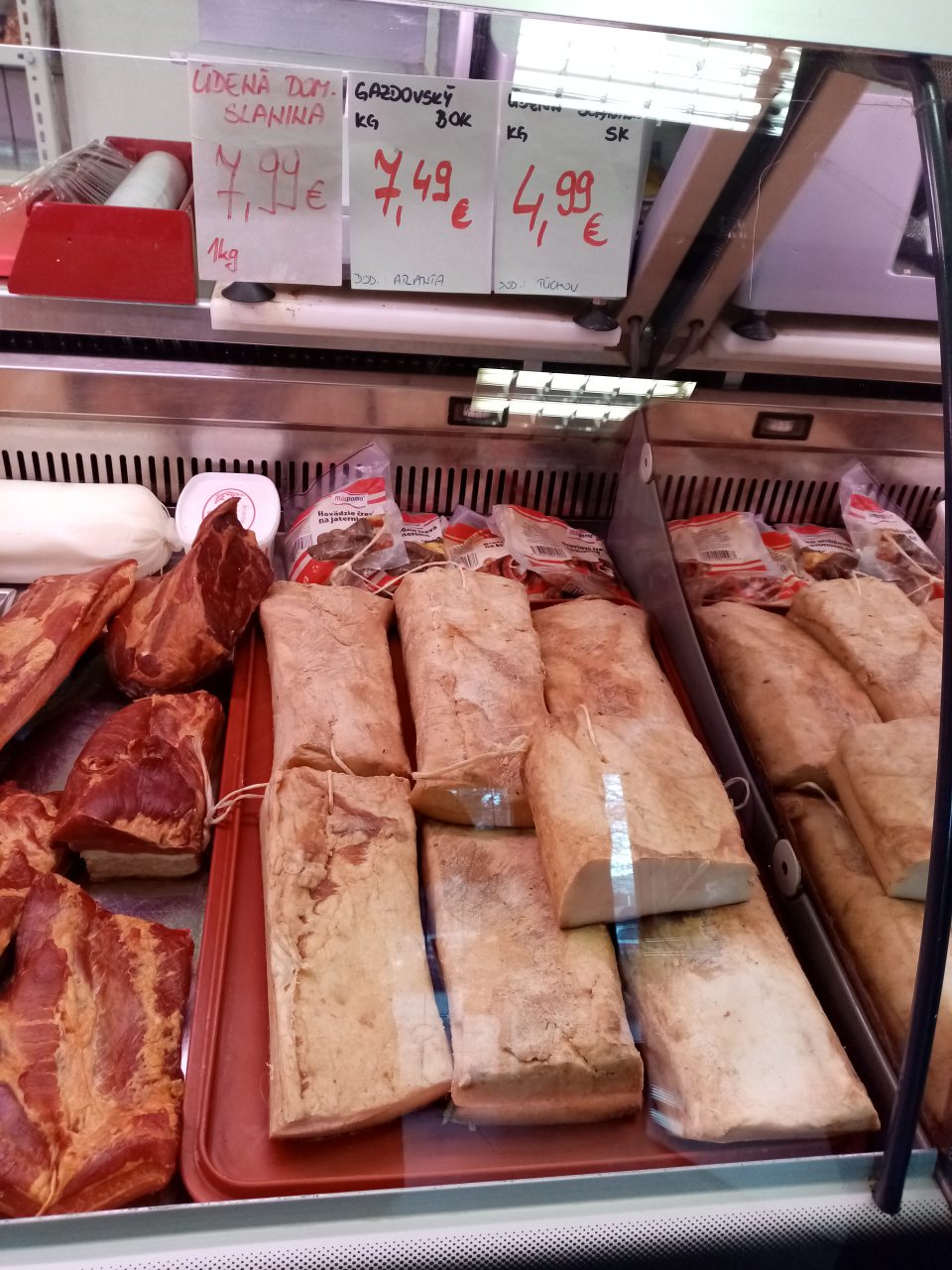 Pri mäsových výrobkoch: Údené koleno zadné, údená domáca slanina, Gazdovský bok a údená slanina sk chýbali v blízkosti alebo na výveske údaje ako obchodné meno a sídlo výrobcu a dátum spotreby.