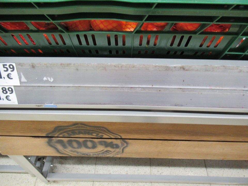 Znečistené lišty na cenovky na oddelení ovocia a zeleniny.