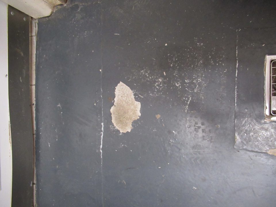 Porušená celistvosť podlahy v priestore vstupu do dennej miestnosti. 