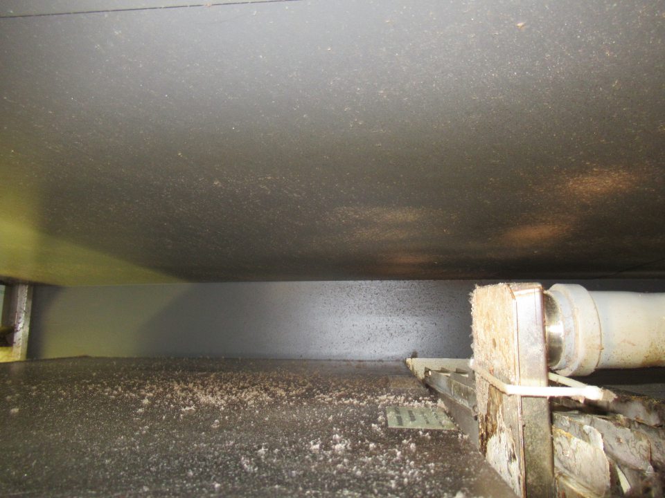 Steny v priestore okolo pece znečistené prachom, mastnotou.