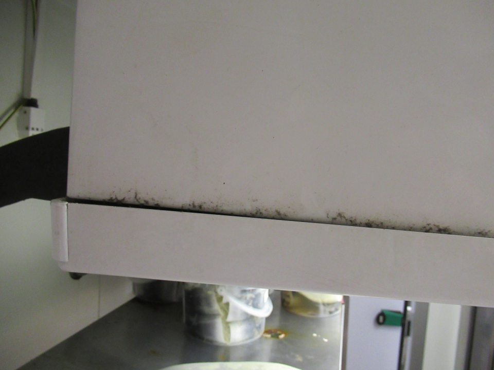 Znečistený chladiaci agregát v chladiacom zariadení v zázemí predajne. 