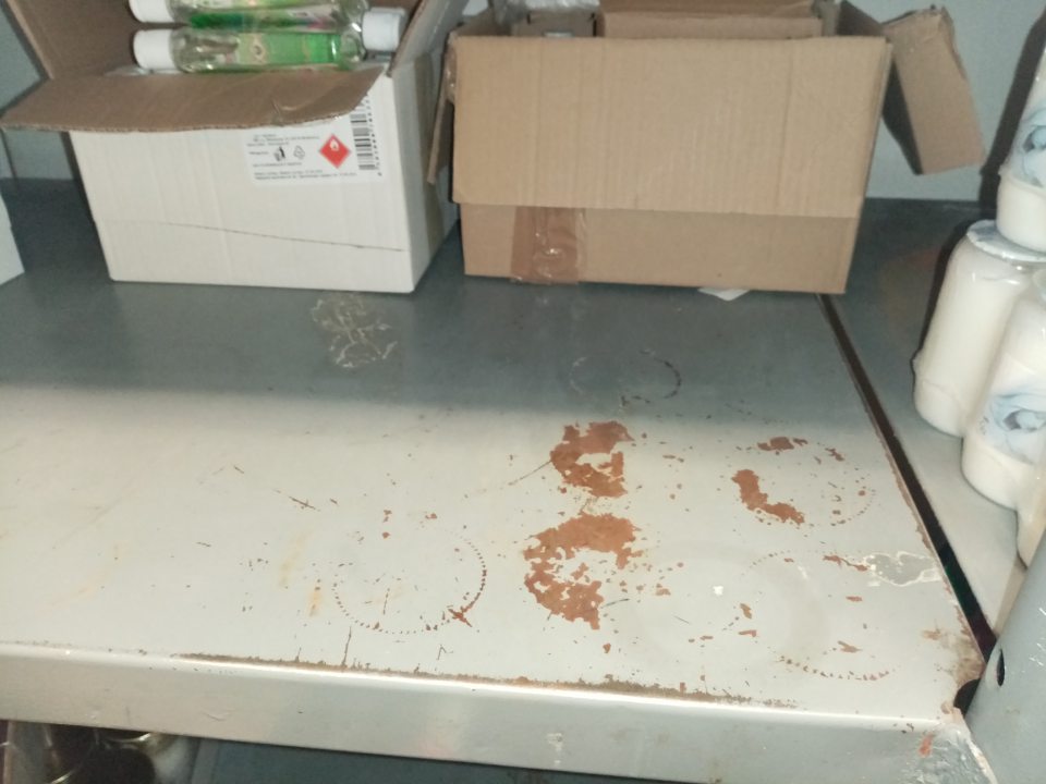 Nevyhovujúci hygienický stav regálov v sklade- porušená celistvosť náteru, počiatočná korózia.
