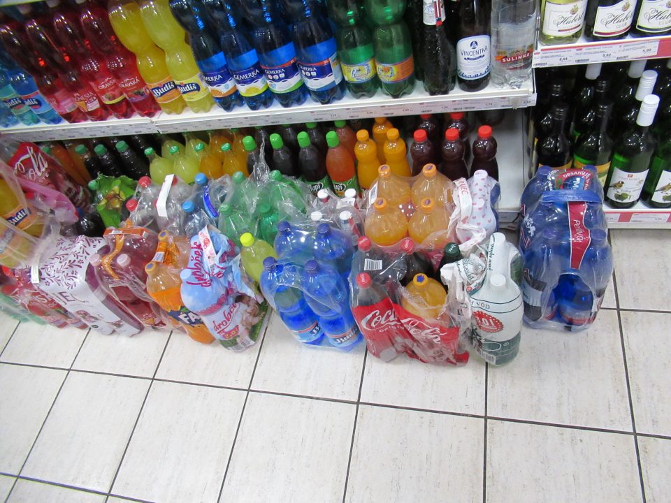 Uskladnené potraviny na podlahe predajne v zázemí aj na predajnej ploche.