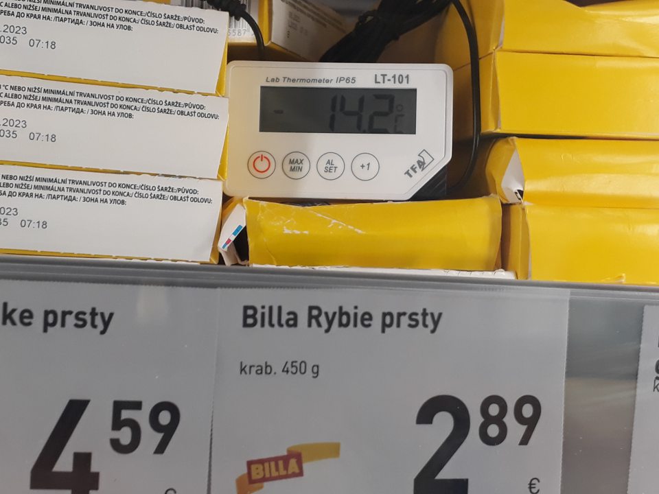 Nevyhovujúce teplotné podmienky uchovávania v mraziacom zariadení na predajnej ploche, v ktorom boli v čase kontroly umiestnené hlbokozmrazené produkty rybolovu