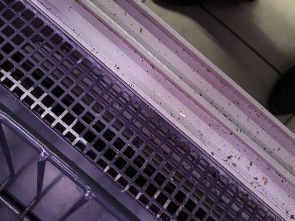 nevyhovujúci hygienický stav chladiaceho zariadenia na predajnej ploche slúžiaceho na uchovávanie mäsových výrobkov