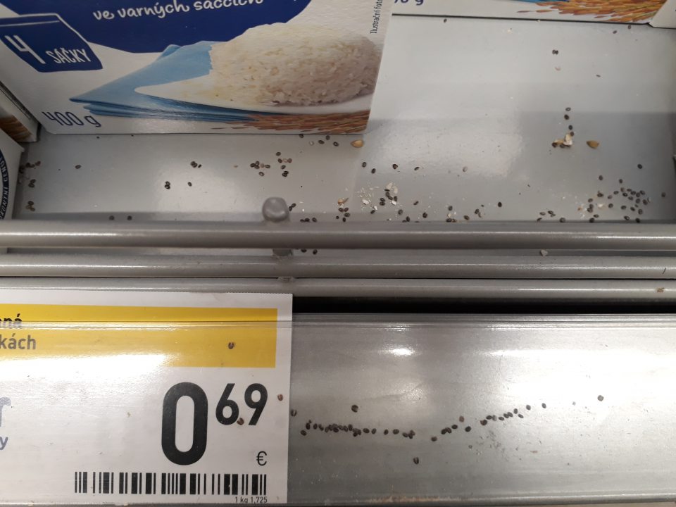 Nevyhovujúci hygienický stav regálov na predajnej ploche slúžiacich na uchovávanie suchého tovaru, napr. ryže - regály znečistené zvyškami po rozsypaní semiačok, ryže.