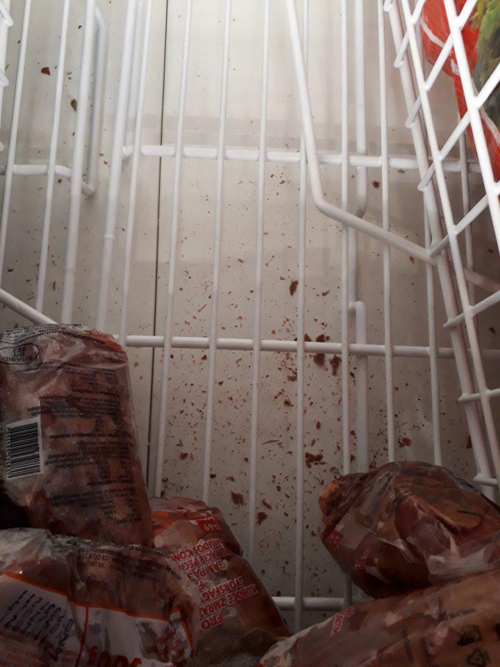 Nevyhovujúci hygienický stav mraziaceho zariadenia na predajnej ploche slúžiaceho na uchovávanie hlbokozmrazeného tovaru.