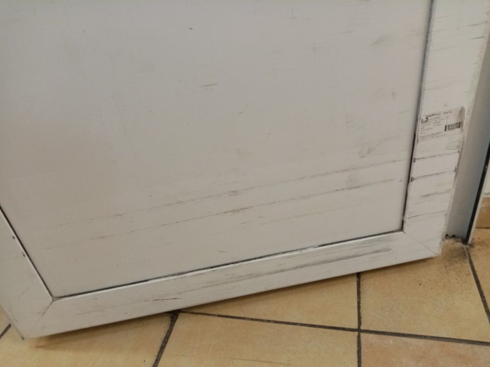 Dvere s porušenou povrchovou úpravou-čierne šmuhy.