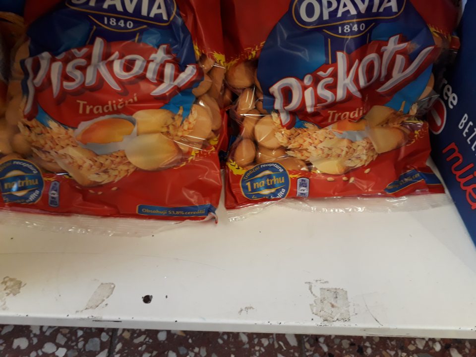 Nevyhovujúci hygienický stav regálu slúžiacich na uchovávanie suchého tovaru na predajnej ploche- regál znečistený zvyškami po polepení lepiacou páskou, prachom.