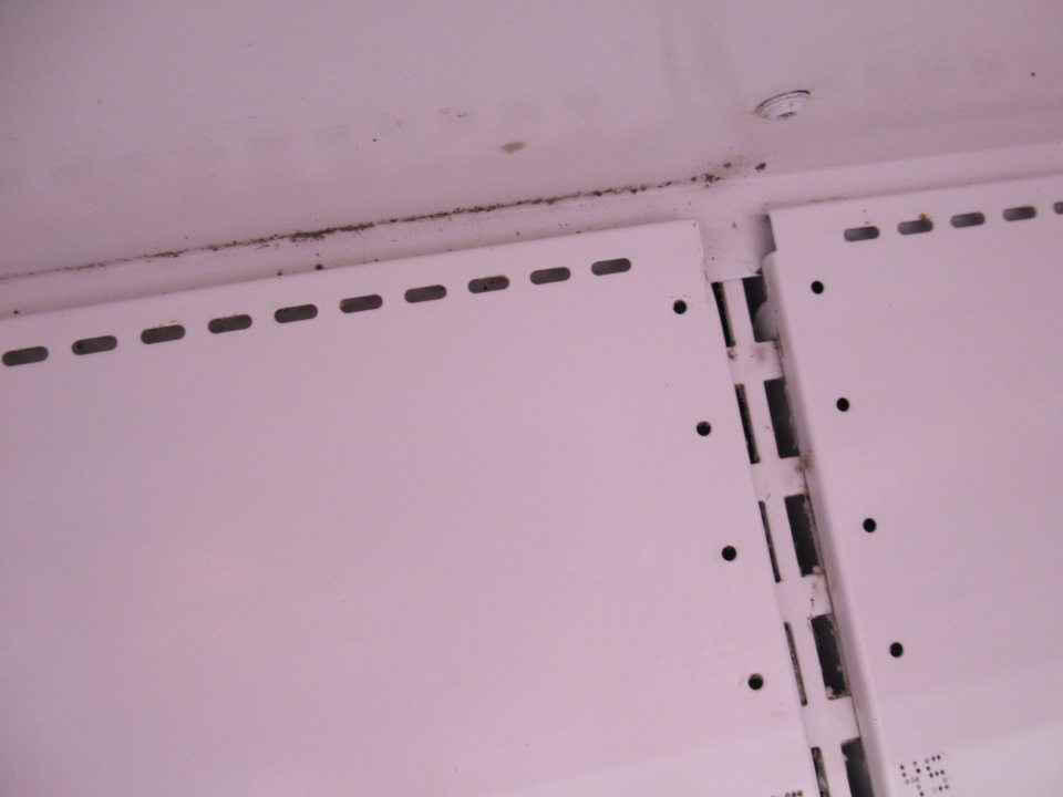 Na zadnej stene chladiaceho zariadenia čierne nečistoty.