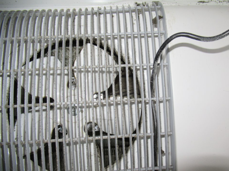 Chladiaci agregát v chladiacom boxe v zázemí predajne slúžiaci na uchovávanie mliečnych výrobkov znečistenie a prach na mriežke ventilátora a v okolí vrtule. 