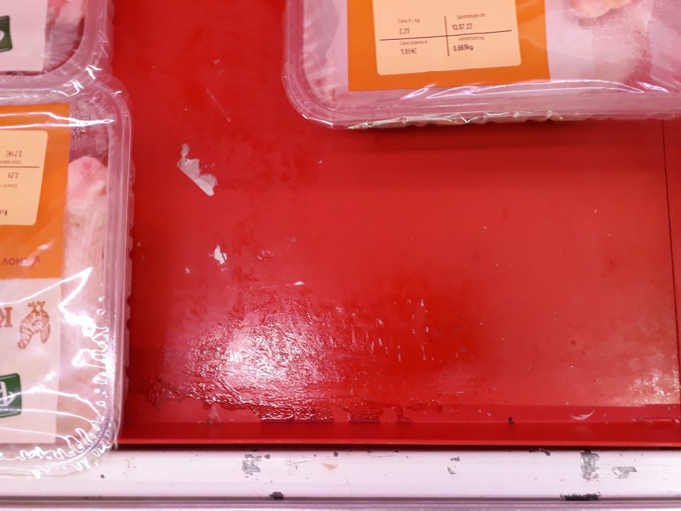 Porušená celistvosť povrchového náteru líšt v chladiacich zariadeniach na predajnej ploche, v ktorom boli v čase kontroly ponúkané na predaj čerstvé mäso domácich kopytníkov a mäsové výrobky. Nevyhovujúci hygienický stav chladiaceho zariadenia slúžiaceho na uchovávanie mäsa domácich kopytníkov - zvyšky po potečení výrobkov, zvyšky po polepení etikiet.