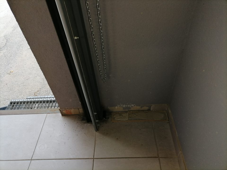 Odpadnutý „cokel“ na pravej strane steny na rampe.