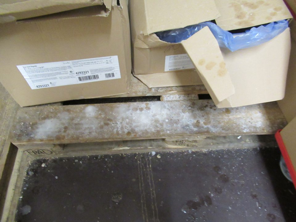 Pekárske hlbokozmrazené polotovary potečené kondenzom mraziaceho agregátu. 