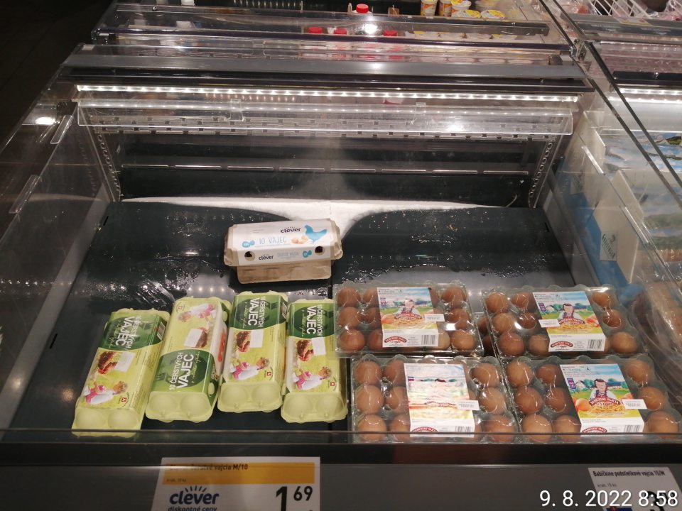 Potečená a namrznutá chladiaca vaňa s vajciami