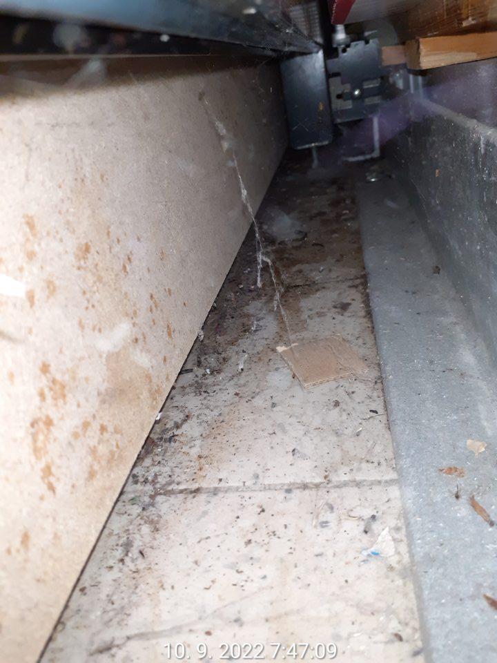 Zatečenie za regálom.