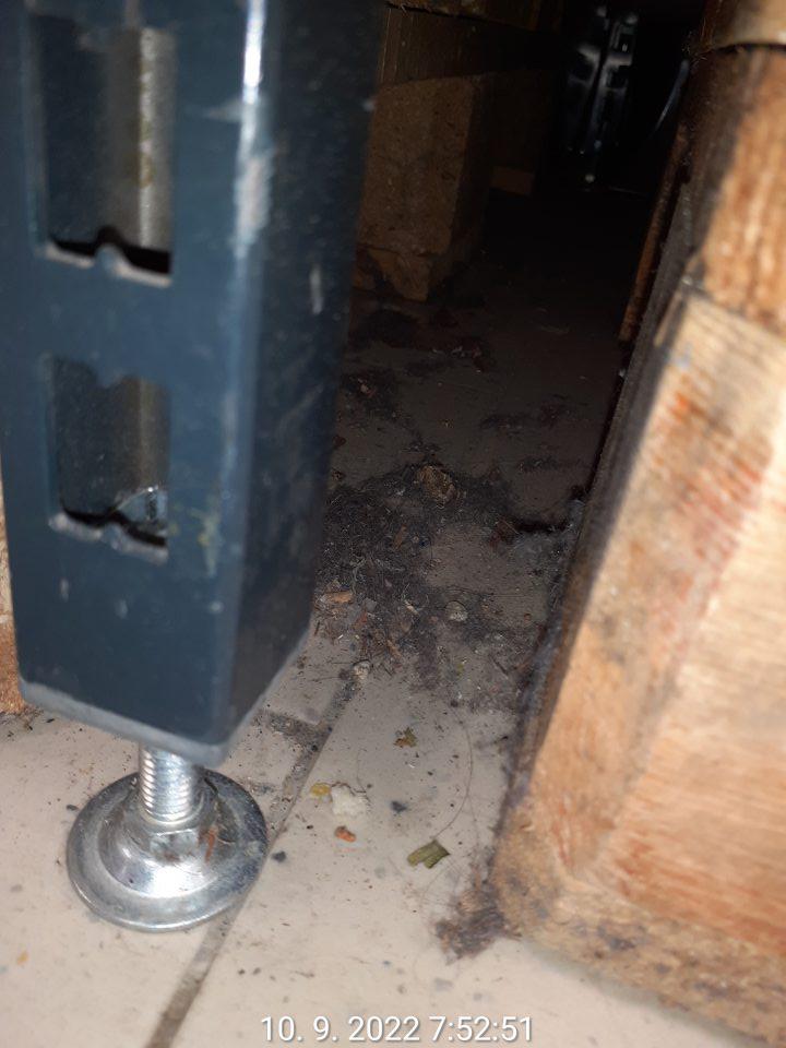 Znečistenie pod paletami.