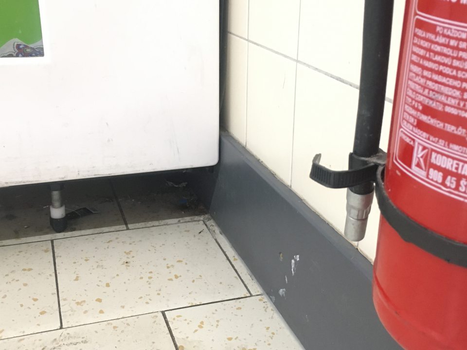 nefunkčné, poškodené, pokrivené, posunuté nosné konštrukčné prvky úložných zariadení – vitrín a pultov, ktoré nie sú uzatvorené/ukončené tak, aby sa pod ich konštrukciami a v ich konštrukciách nezhromažďovali mechanické nečistoty: zvyšky z potravín, omrvinky, zvyšky plastov, prach, vlasy, a to konkrétne pred chladiacou vitrínou s knedľou, maslom a zlacneným tovarom, ďalej pod poslednou chladiacou vitrínou s mäsovými výrobkami v prvej uličke za vstupom, ďalej na začiatku chladiacej vitríny s polotovarmi (obe posledne uvedené vitríny sú na konci prvej uličky pri núdzovom východe), ďalej pulty pod pokladničnými pásmi: tu aj znečistené zaschnutou tekutou/viskóznou hmotou, ďalej úzky priestor medzi pultami pod pokladničným pásom a susediacimi konštrukčnými zariadeniami