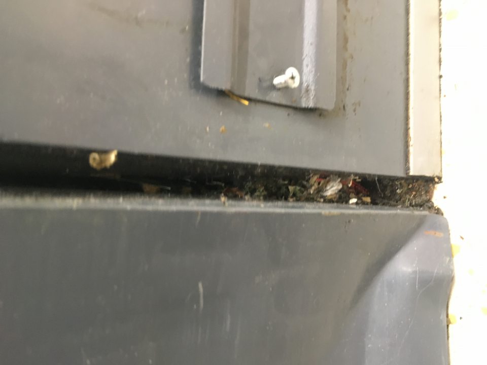 nefunkčné, poškodené, pokrivené, posunuté nosné konštrukčné prvky úložných zariadení – vitrín a pultov, ktoré nie sú uzatvorené/ukončené tak, aby sa pod ich konštrukciami a v ich konštrukciách nezhromažďovali mechanické nečistoty: zvyšky z potravín, omrvinky, zvyšky plastov, prach, vlasy, a to konkrétne pred chladiacou vitrínou s knedľou, maslom a zlacneným tovarom, ďalej pod poslednou chladiacou vitrínou s mäsovými výrobkami v prvej uličke za vstupom, ďalej na začiatku chladiacej vitríny s polotovarmi (obe posledne uvedené vitríny sú na konci prvej uličky pri núdzovom východe), ďalej pulty pod pokladničnými pásmi: tu aj znečistené zaschnutou tekutou/viskóznou hmotou, ďalej úzky priestor medzi pultami pod pokladničným pásom a susediacimi konštrukčnými zariadeniami