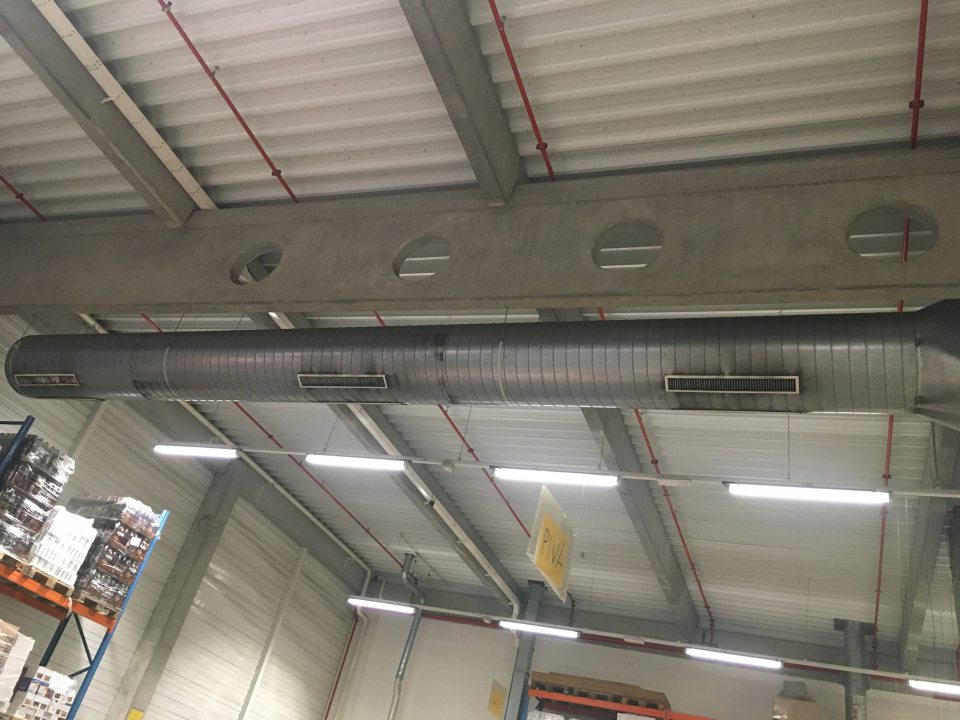 veľkoobjemová ventilačná rúra pre účely vzduchotechniky v sklade pod celou dĺžkou stropu je z vonkajšej strany svojho plášťa znečistená, čierna v okolí výpustov vzduchu, PPP nepredložil interný predpis o postupoch súvisiacich s čistením tohoto zariadenia, ani evidenciu o jeho čistení