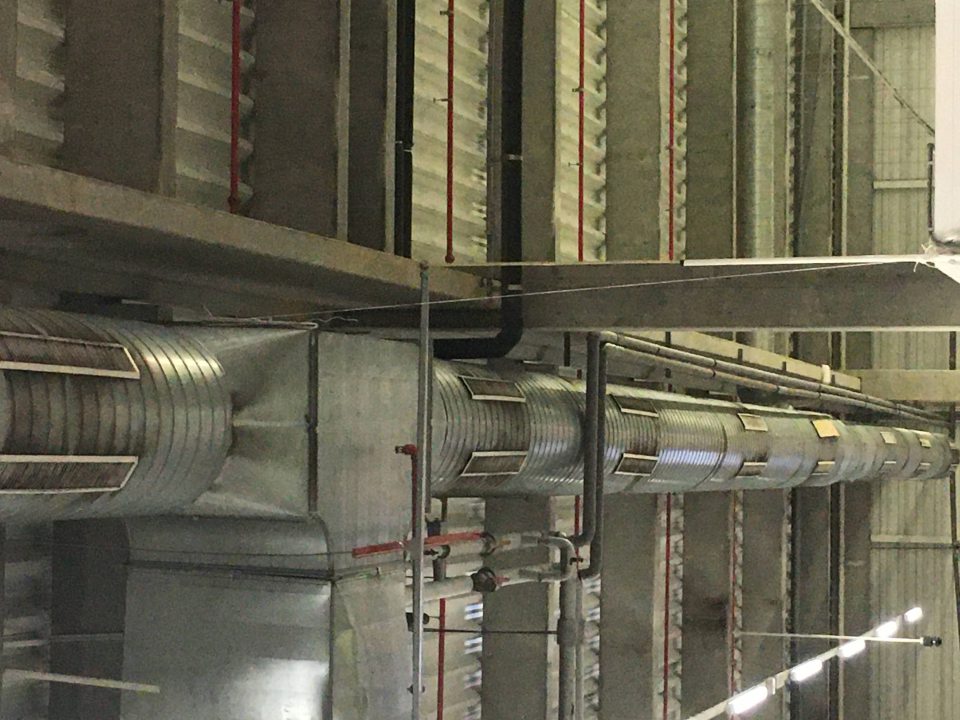 veľkoobjemová ventilačná rúra pre účely vzduchotechniky v sklade pod celou dĺžkou stropu je z vonkajšej strany svojho plášťa znečistená, čierna v okolí výpustov vzduchu, PPP nepredložil interný predpis o postupoch súvisiacich s čistením tohoto zariadenia, ani evidenciu o jeho čistení